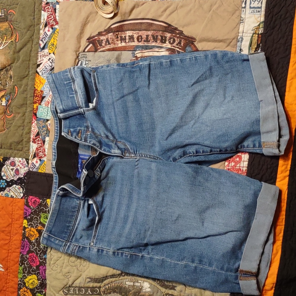 Apt 9 Slimming Bermuda shorts